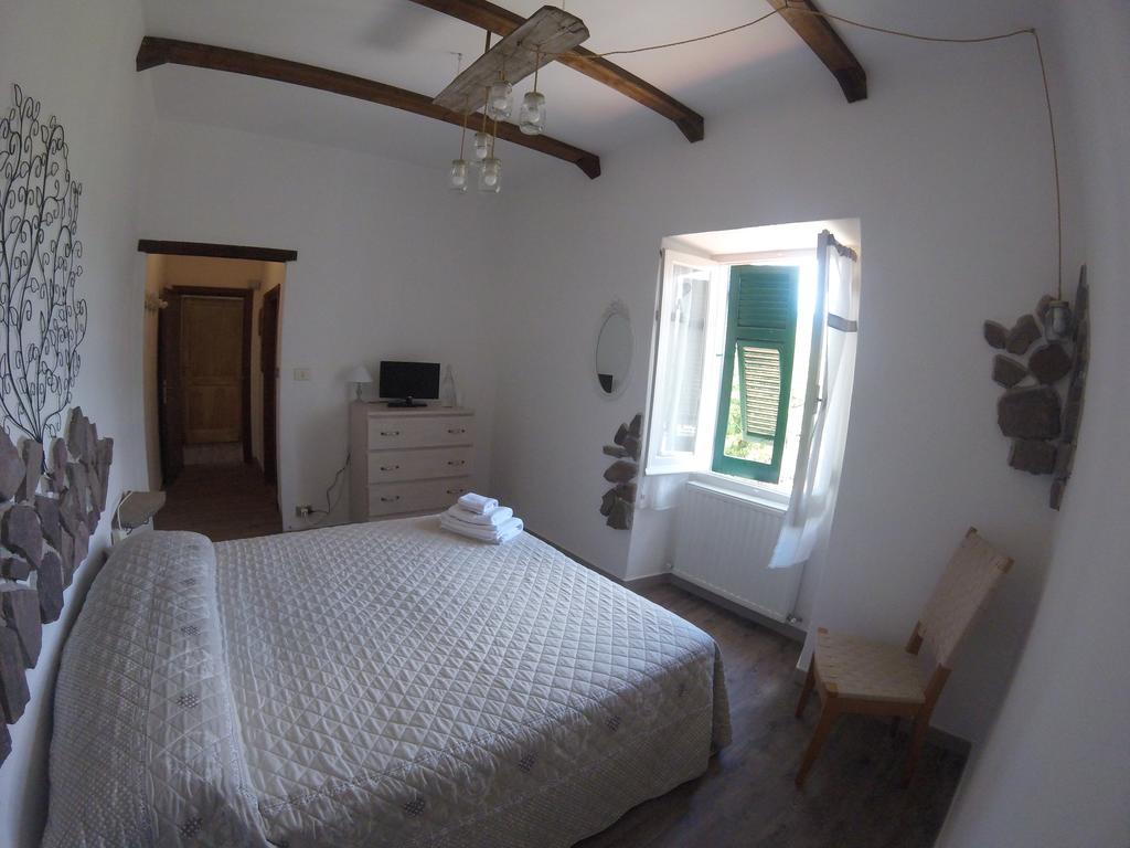 Agriturismo Dei Legi San Pietro Vara Exteriör bild